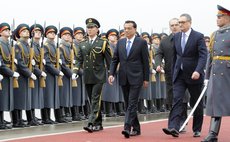 MOSCOW, Oct. 12, 2014 (Xinhua) -- Chinese Premier Li Keqiang (4th R) attends a welcoming ceremony upon his arrival at an airport in Moscow, Russia, Oct. 12, 2014. 