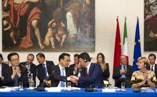 ROME, Oct. 14, 2014 (Xinhua) -- Chinese Premier Li Keqiang and Italian Prime Minister Matteo Renzi and members of China-Italy entrepreneur committee and representatives in Rome,  Italy, Oct. 14, 2014.