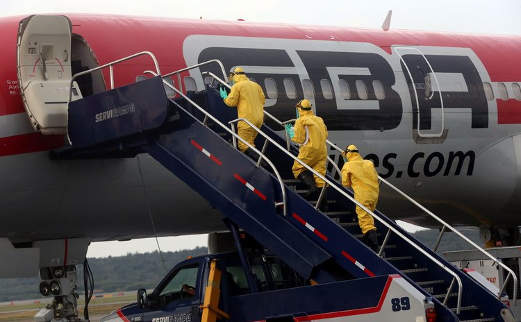 MAIQUETIA, Oct. 15, 2014 (Xinhua) -- Venezuelan Health Ministry officials drill to deal with Ebola infected people at Simon Bolivar International Airport in Maiquetia, Oct. 14, 2014