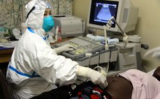 MONROVIA, Oct. 24, 2014 (Xinhua) -- A Chinese medical expert works in a hospital in Monrovia, capital of Liberia on Oct. 23, 2014. 