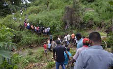 BADULLA, Oct. 30, 2014 (Xinhua) -- Photo taken on Oct. 29, 2014, shows survivors are being transfered after a landslide hit central Sri Lanka on Wednesday. 