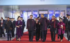 BEIJING, Nov. 10, 2014 (Xinhua) -- Chinese President Xi Jinping (3rd L, front), US President Obama ( 4th, L, front) and other participants of the 22nd APEC Economic leaders meeting.