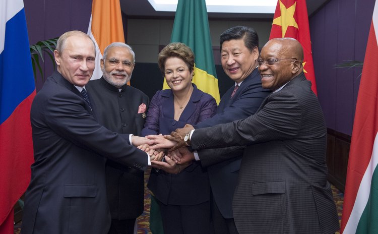 BRISBANE, Nov. 15, 2014 (Xinhua) -- Chinese President Xi Jinping (2nd R), Russian President Vladimir Putin (1st L), pose with other leaders in Brisbane, Australia, Nov. 15, 2014. 