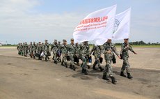 FREETOWN, Nov. 16, 2014 (Xinhua) -- Chinese medical workers arrive at the airport in Freetown, capital of Sierra Leone, Nov. 15, 2014. 