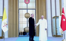 ANKARA, Nov. 28, 2014 (Xinhua) -- Turkish President Recep Tayyip Erdogan (L) shakes hands with Pope Francis before entering the Turkish presidential palace on Nov. 28, 2014, in Ankara, Turkey. 