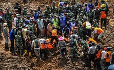 BANJARNEGARA, Dec. 15, 2014 (Xinhua) -- Soldiers recover a dead body as an escavator dredges mud hoarding a road at Sampang village in Banjarnegara, Indonesia, Dec. 15, 2014. 