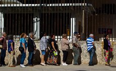 HAVANA, Dec. 17, 2014 (Xinhua) -- Cubans stand in queue to deal with consul business outside the main building of United States Interests Section in Havana, capital of Cuba, Dec. 17, 2014. 