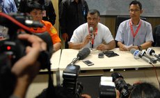 SURABAYA, Dec. 28, 2014 (Xinhua) -- AirAsia group chief executive officer Tony Fernandes (C) speaks during a press conference of the missing AirAsia flight at Juanda Airport, Surabaya, Indonesia.