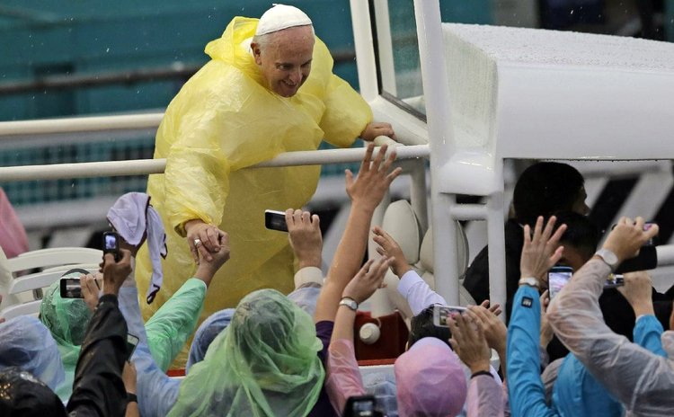 Pope Francis greets the faithful on Phillipines visit