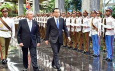 Cuban President Raul Castro holds a welcoming ceremony for Chinese Premier Li Keqiang (R) before their talks in Havana, Cuba, Sept. 24, 2016. 