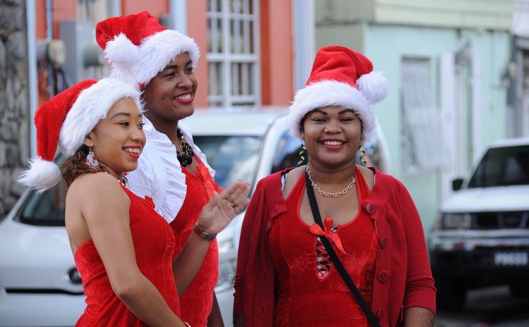 Three Kalinago beauties adorn  Roseau's streets on Christmas Eve