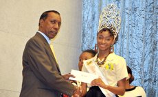 DSC president Dr. Donald Peters hands over Mas Jamboree prize