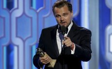 Leonardo DiCaprio with trophy award for Best Actor in a Motion Picture - Drama for performance in movie "The Revenant" at the 73rd Golden Globe Awards in Los Angeles, Jan. 10, 2016. (Source: Chinanews