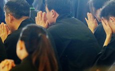 SELANGOR, March 31, 2014 (Xinhua) -- Chinese relatives of passengers on board the missing Malaysia Airlines Flight MH370 pray at the Fo Guang Shan Buddhist temple . 